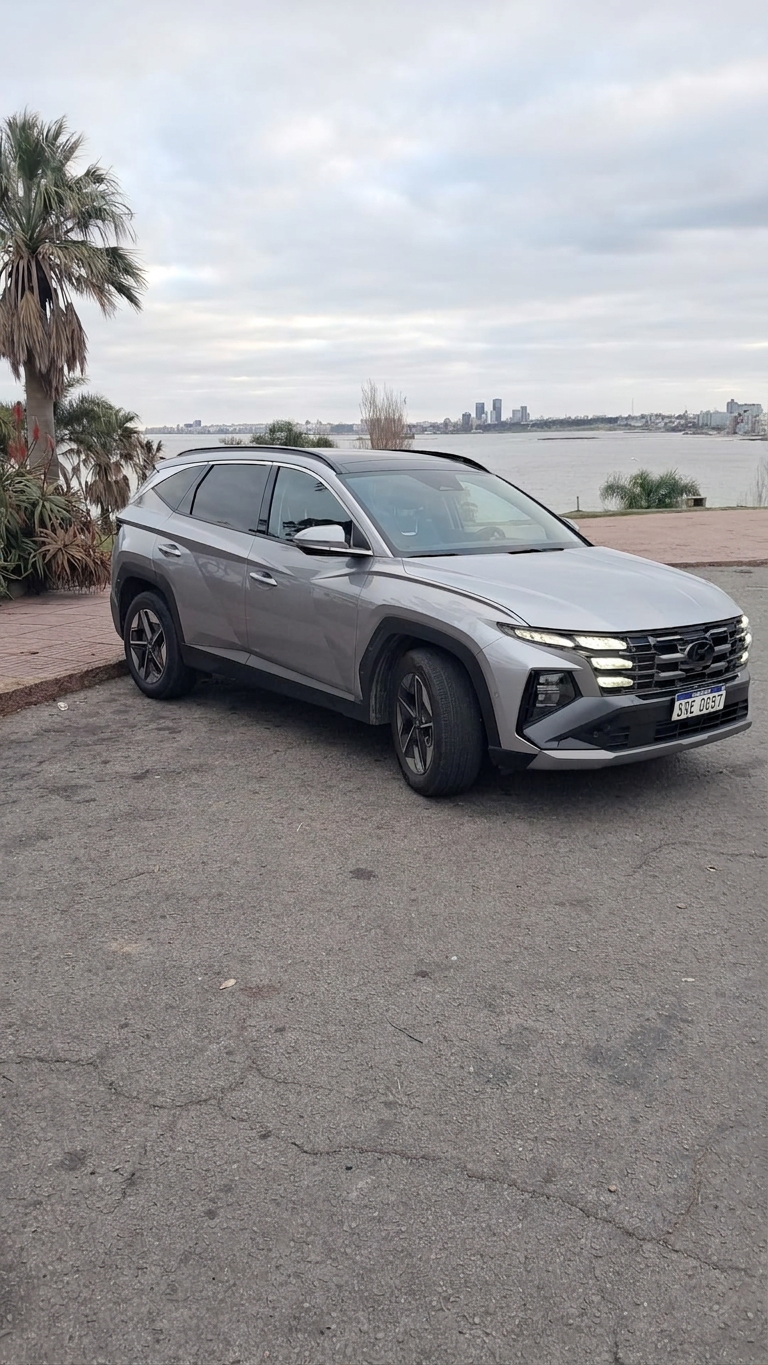 Hyundai Tucson de Remises Montevideo con la rambla de fondo